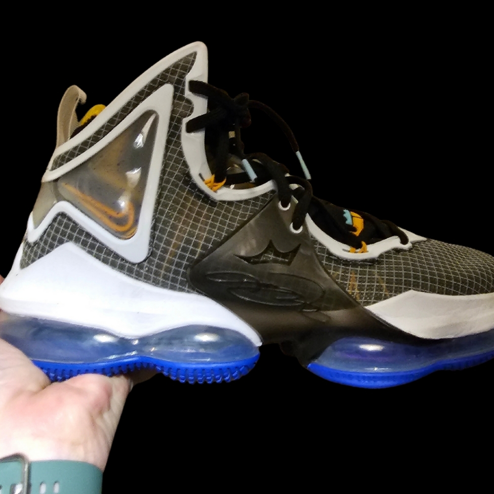 LeBron 19 - Picture 2 of 3